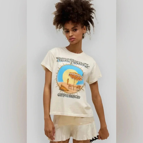 Daydreamer Tops - New daydreamer Neil Young On the Beach 🏖️ size medium short sleeve T